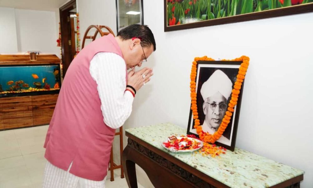 मुख्यमंत्री धामी ने डॉ. राधाकृष्णन की जयंती पर उनके चित्र पर पुष्प अर्पित कर श्रद्धांजलि दी