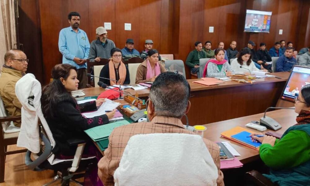 जिलाधिकारी की अध्यक्षता में जनता दरबार, 25 शिकायतें दर्ज